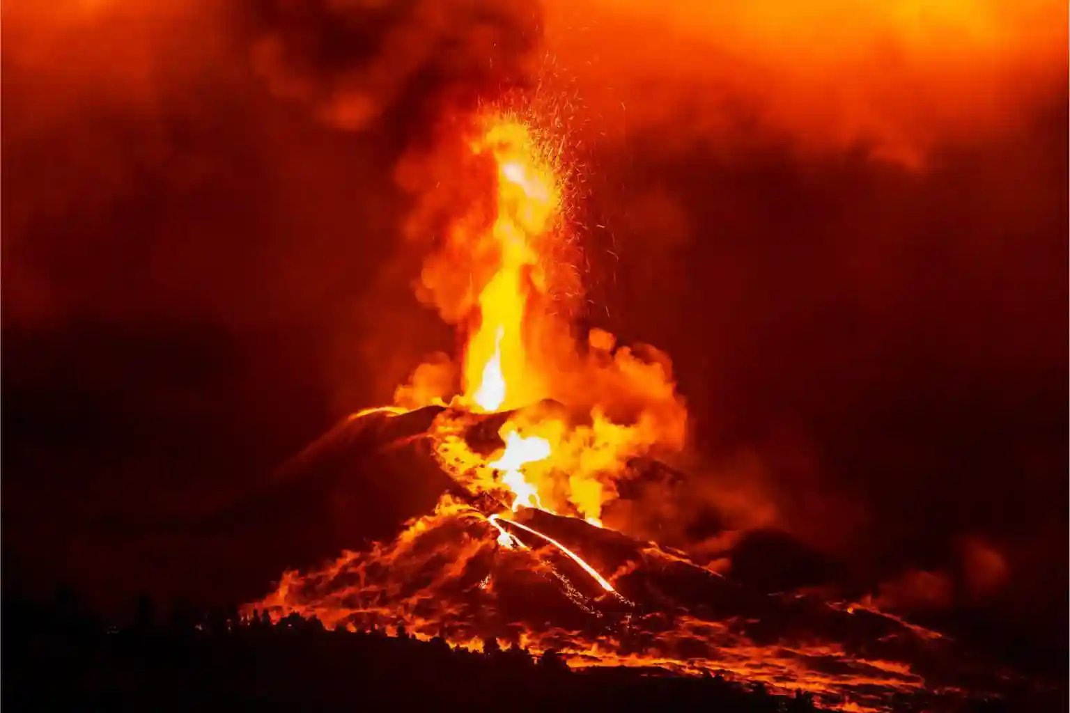 Eurpting-Volcano-La-Palma-1536x1024.webp