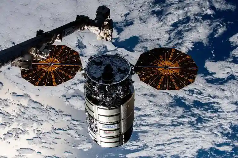 Cygnus-Just-Before-Capture-by-Canadarm2-Robotic-Arm-August-2023-777x518.webp